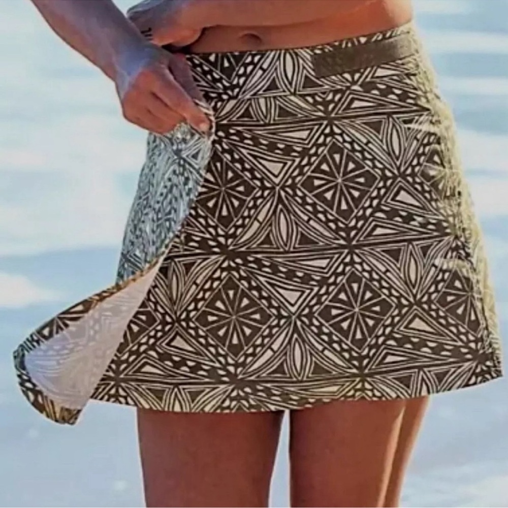 Rip Skirt Hawaii Wrap Beach Coverup "Vintage Tribal" print Size Medium.  NWT